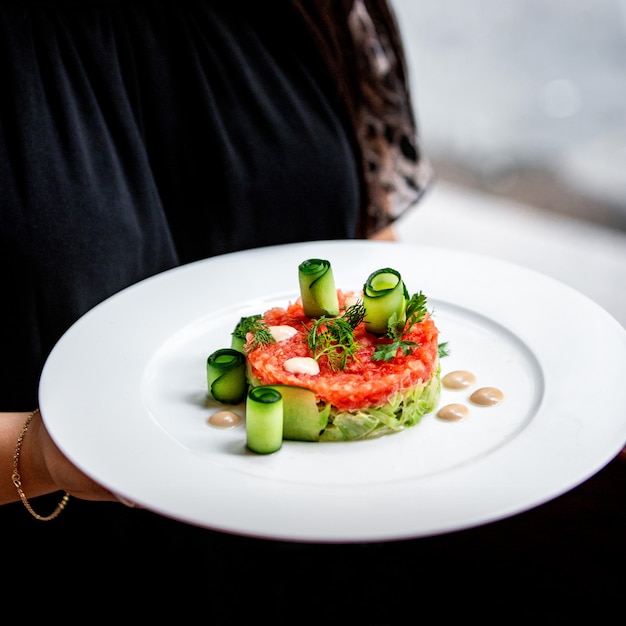 Ensalada de vegetales frescos en el plato