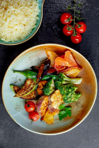 Ensalada con vegetales a la parrilla brócoli y arroz