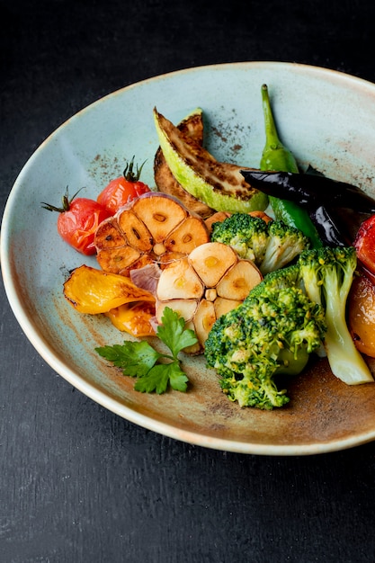 Foto gratuita ensalada de vegetales a la parrilla y brócoli