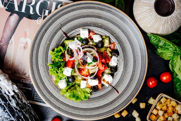 Ensalada de vegetales con queso feta, aceitunas y cebolla