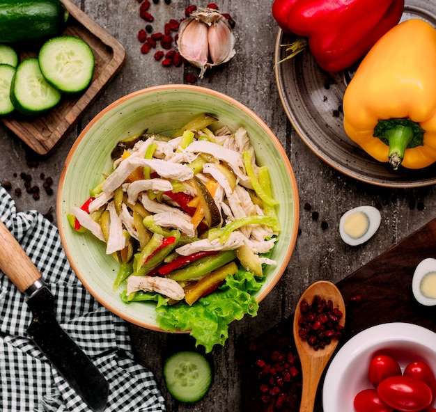 Ensalada de vegetales con trozos de pollo