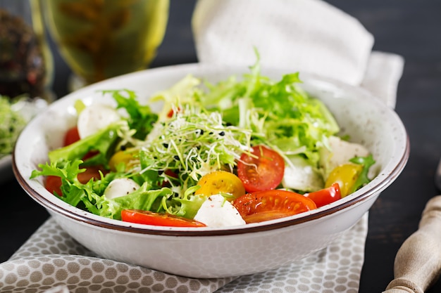 Ensalada vegetariana con tomate cherry, mozzarella y lechuga.