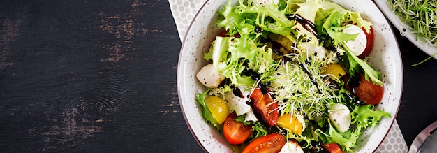 Ensalada vegetariana con tomate cherry, mozzarella y lechuga.