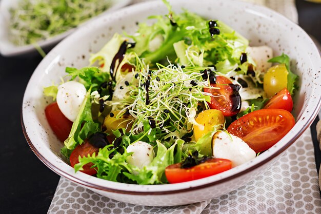 Ensalada vegetariana con tomate cherry, mozzarella y lechuga.