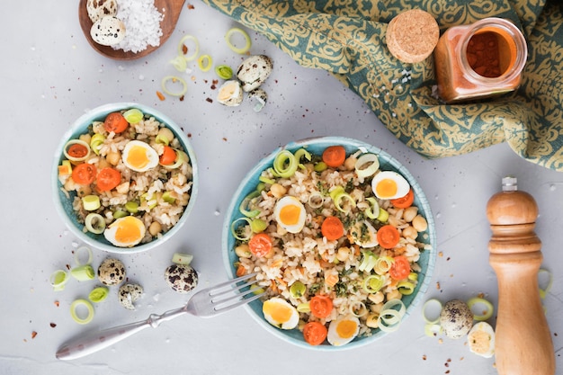 Ensalada de verano con huevos y verduras larga vista