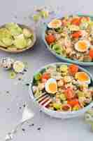 Foto gratuita ensalada de verano con huevos y verduras en tazones