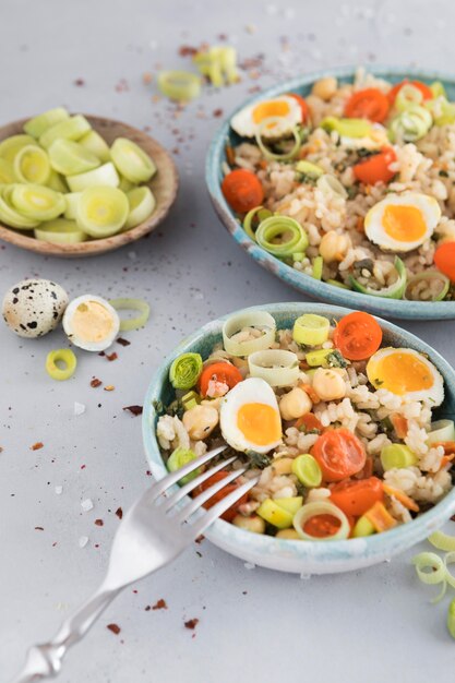 Ensalada de verano con huevos y verduras en tazones