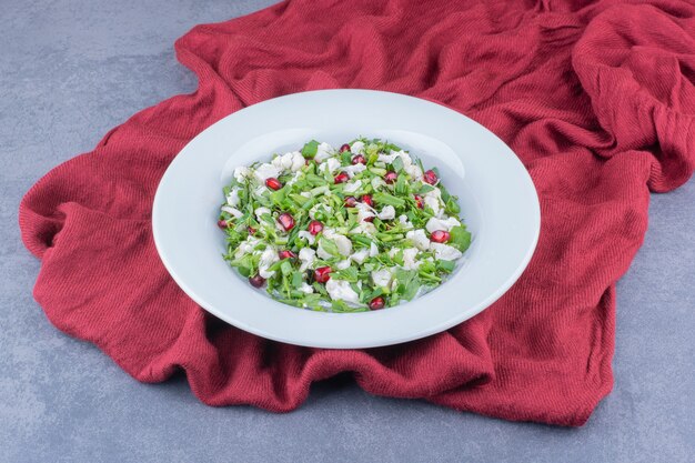 Ensalada verde con coliflor y semillas de granada