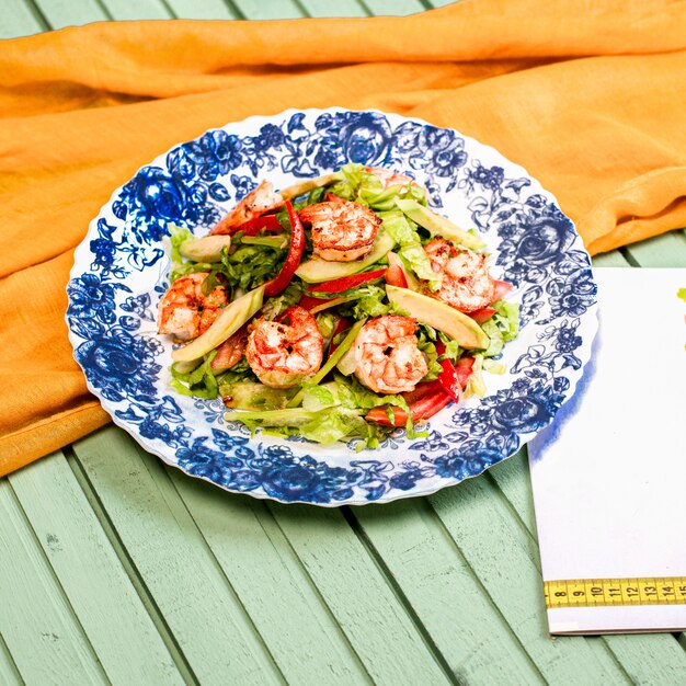 Ensalada verde con crevetas asadas y palitos de pimiento rojo