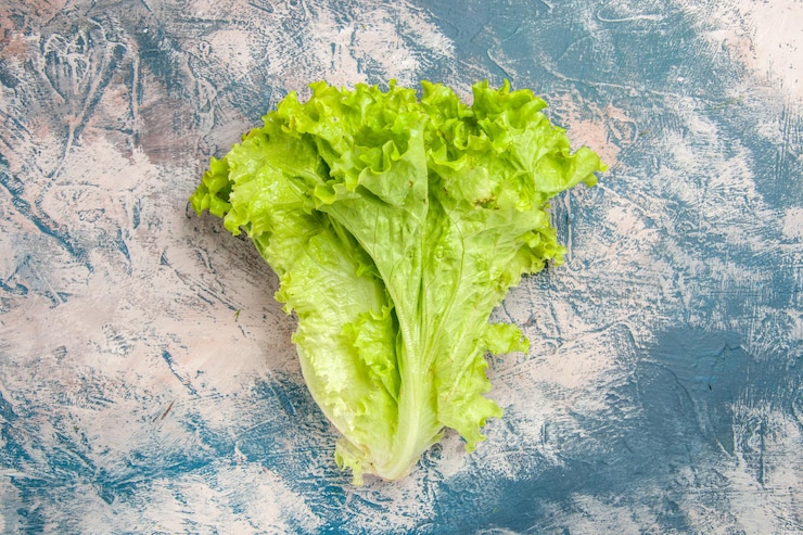 Foto gratuito ensalada verde fresca vista superior sobre fondo azul claro