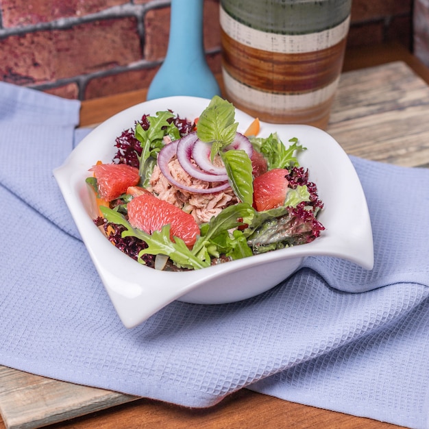 Foto gratuita ensalada verde con hierbas y verduras.