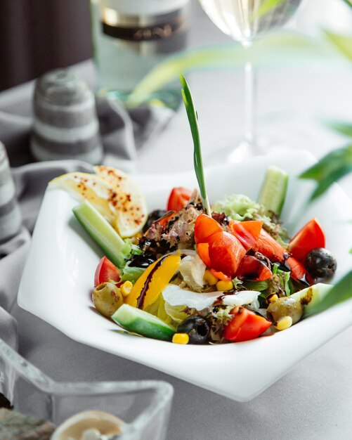 Ensalada verde con lechuga pepino tomate maíz pimiento morrón y aceituna