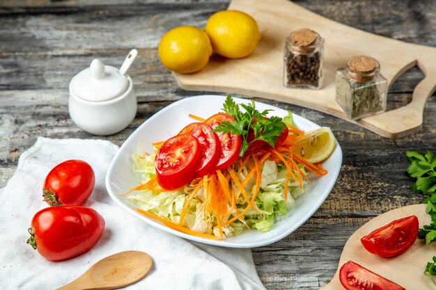 ensalada verde lechuga tomate zanahoria limon vista lateral