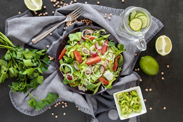 Ensalada verde en la mesa