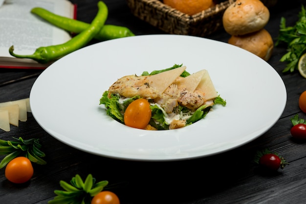 Ensalada verde con pasta, parmesano finamente picado y bayas.