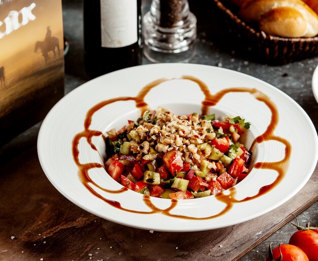 Ensalada verde con pepino tomate perejil nuez y salsa teriyaki