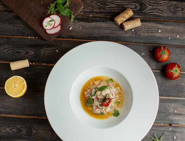 Ensalada verde en salsa de limón con tomate y queso crema blanco.