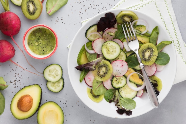 Ensalada verde de verano en un tazón blanco