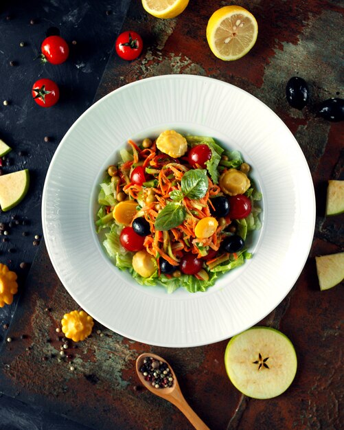 Ensalada de verduras con aceitunas y encurtidos