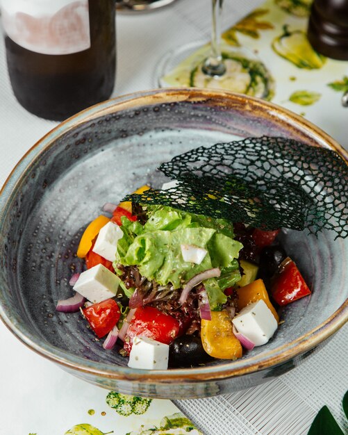 Ensalada de verduras con aceitunas y queso