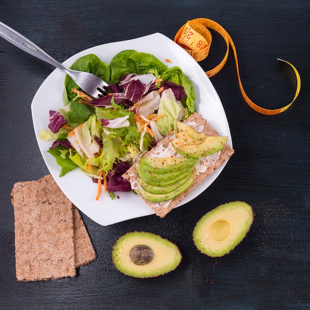 Ensalada de verduras con aguacate en pan crujiente