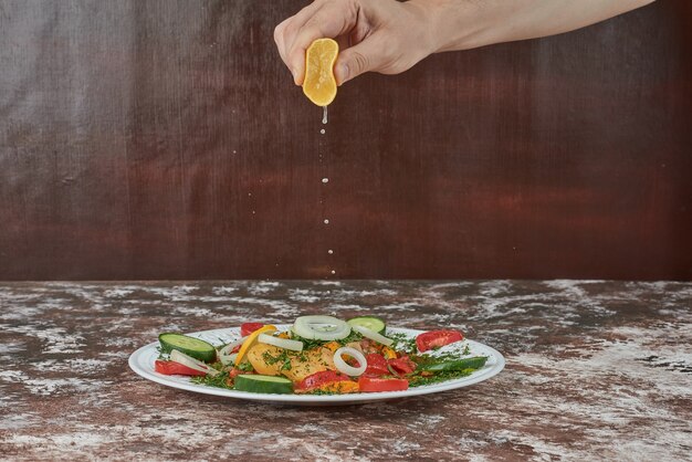 Ensalada de verduras con alimentos picados y picados.