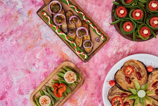 Ensalada de verduras y bocadillos en una tabla de madera.