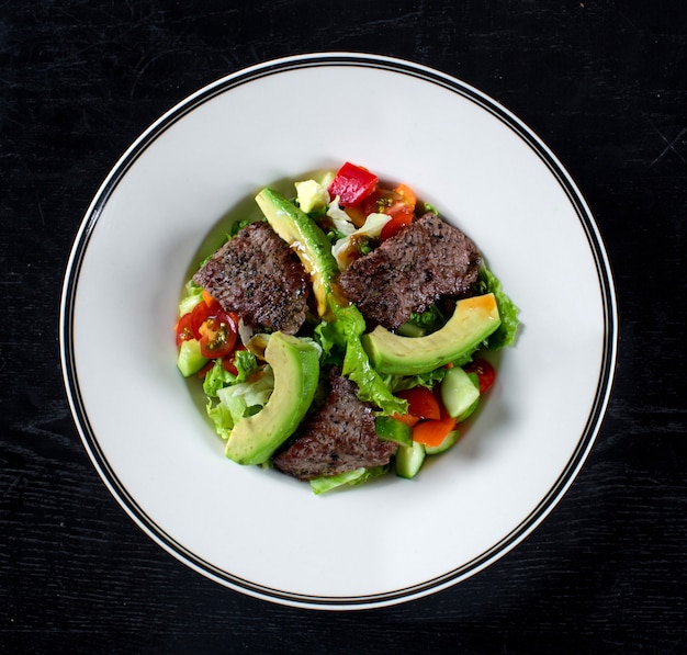 Ensalada de verduras con carne y aguacate