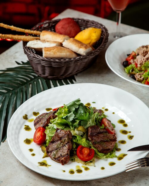 Ensalada de verduras con carne frita en rodajas