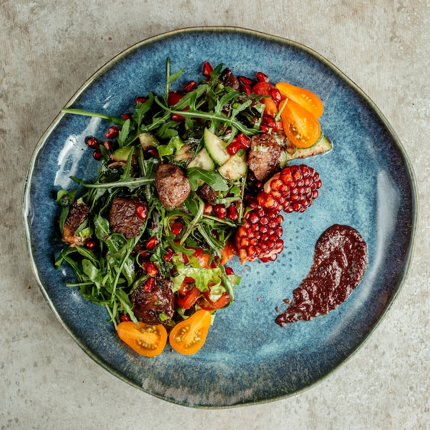 Ensalada de verduras con carne y granada