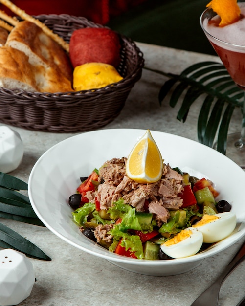 Ensalada de verduras con carne y limón.