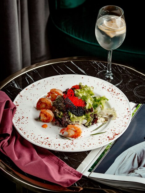 Ensalada de verduras con caviar y gambas