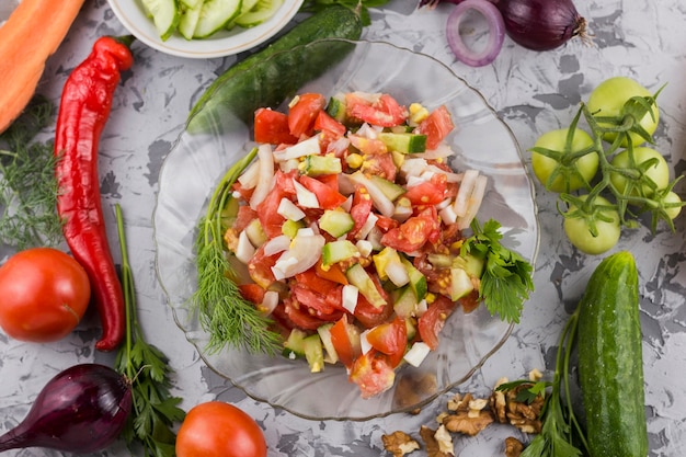 Ensalada de verduras deliciosas con ingredientes