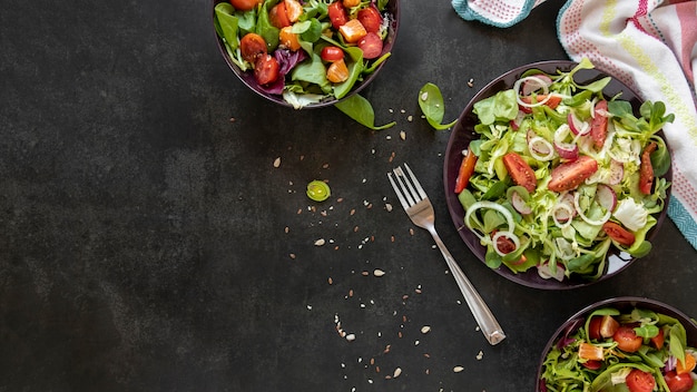 Ensalada de verduras con espacio de copia