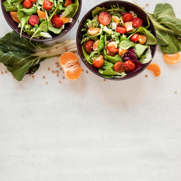 Ensalada de verduras frescas con espacio de copia