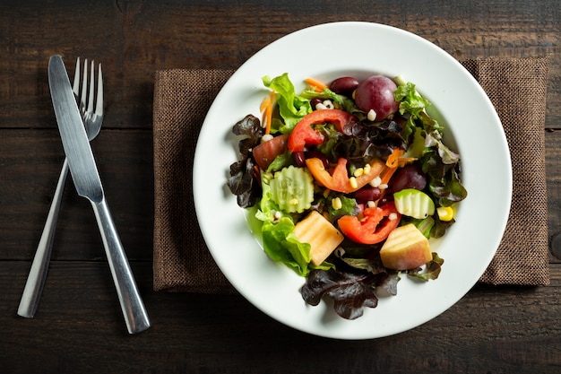 Ensalada de verduras frescas en la madera.