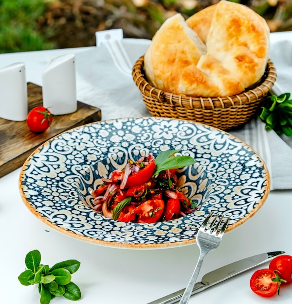 Ensalada de verduras frescas en la mesa