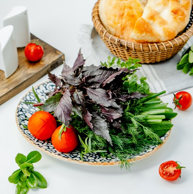 Ensalada de verduras frescas en la mesa