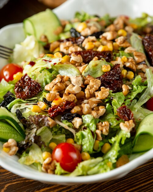 Ensalada de verduras frescas, nueces y maíz.