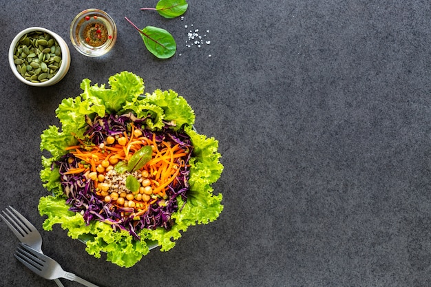 Foto gratuita ensalada de verduras frescas en un plato en negro. vista superior