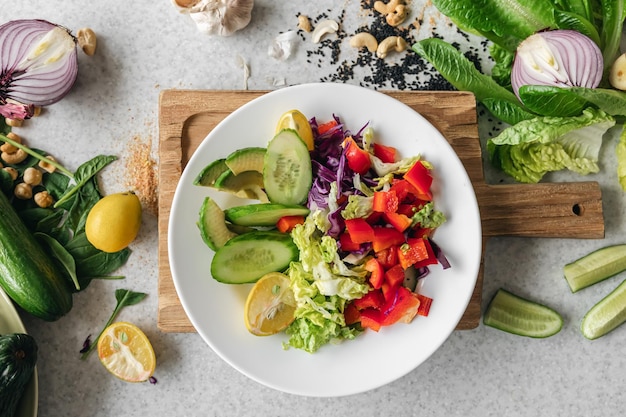 Foto gratuita una ensalada de verduras frescas de primer plano en la mesa de la cocina