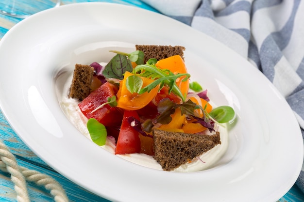 Ensalada de verduras frescas sobre fondo de madera