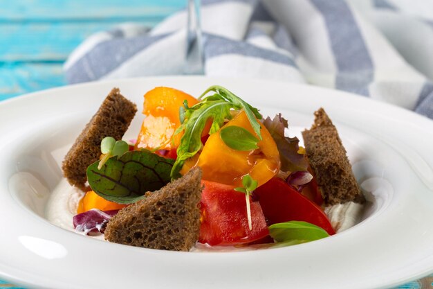 Ensalada de verduras frescas sobre fondo de madera