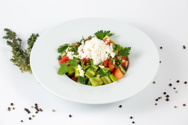 Foto gratuita ensalada de verduras frescas con tomate y queso