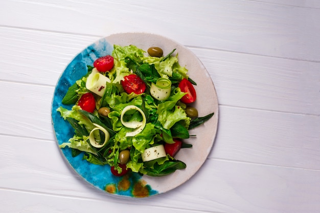 Ensalada de verduras frescas con verduras y tomates.