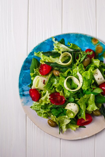 Ensalada de verduras frescas con verduras y tomates.