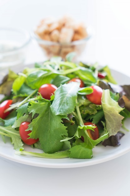 Foto gratuita ensalada de verduras frescas