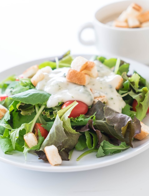 Foto gratuita ensalada de verduras frescas