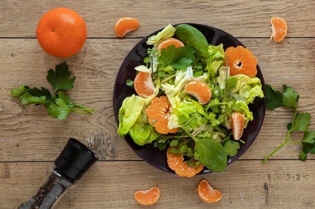 Ensalada de verduras y frutas en la mesa