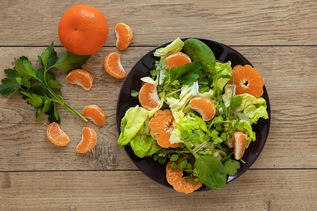 Foto gratuita ensalada de verduras y frutas.